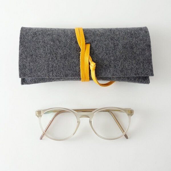 matilda k. manufaktur Brillenetui aus Wollfilz dunkelgrau mit Lederband 'auguste'
