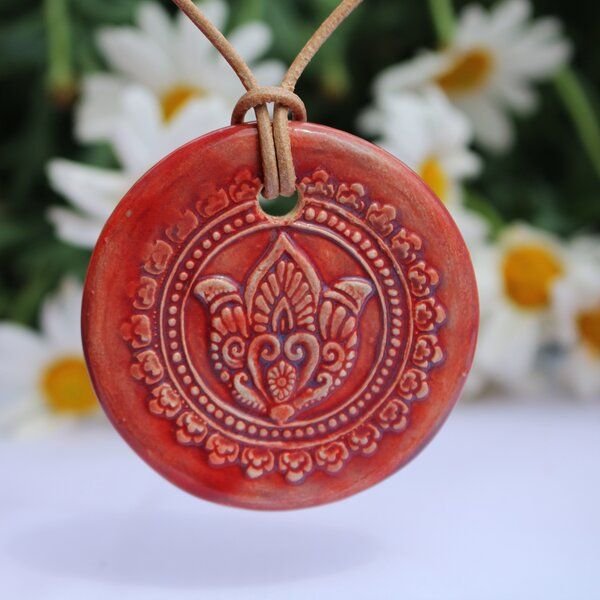 Schönes aus Indochina Schmuck aus Keramik, Medaillon Elefant, Lotus und Lebensbaum