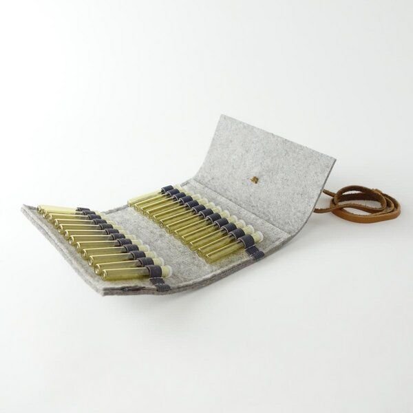 matilda k. manufaktur Taschenapotheke für homöopathische Globuli aus Filz hellgrau mit 24 leeren Gläschen 'samuel'