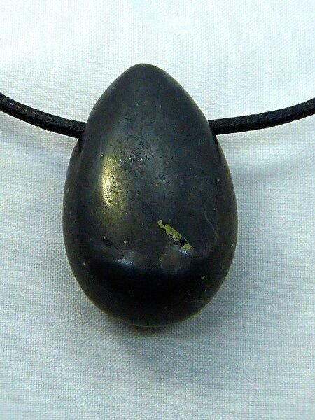 OneWorldMinerals Schungit Schmuckanhänger in Tropfenform geschliffen