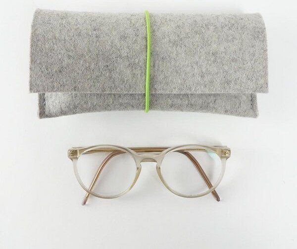 matilda k. manufaktur Brillenetui aus Wollfilz XL 'breite auguste' für breite Brillen mit Rundgummi-Verschluß in vielen ...