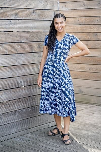 Kleid Lia Summer – luftig & asymmetrisch aus Viskose – blau-weiß mit KOKOworld Print – Fair in EU produziert