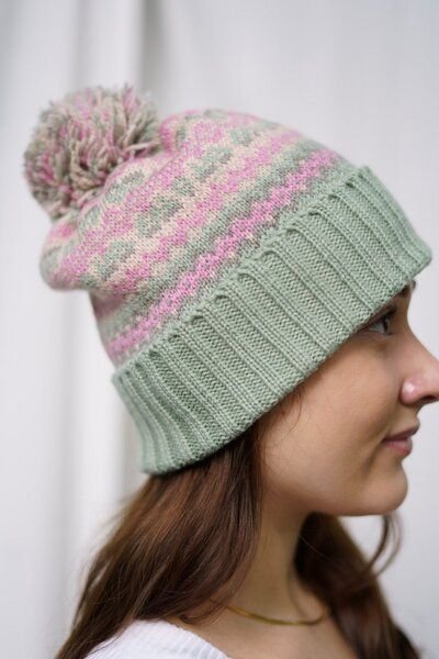 Haus of Namaste Handgefertigte Lammwollmütze mit Bommel | Nordische Fair-Isle-Strickmütze | Fair Isle in Rosa und Grün |...