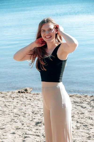 Vivien Joy Farrah Basic Crop Top