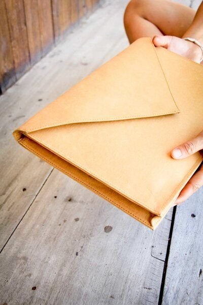 BY COPALA Nachhaltige Laptoptasche 13–14" aus waschbarem Kraftpapier – MacBook Hülle, handgemacht mit Magnetverschluss, ...