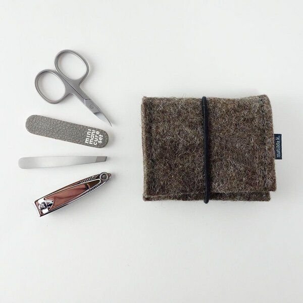 matilda k. manufaktur mini-maniküre-set 'jacob' (mit Nagelknipser) aus Wollfilz mit Rundgummi-Verschluß in vielen Farben