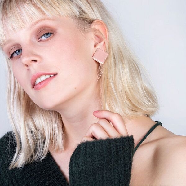 ALEXASCHA Auffällige Statement Ohrclips aus Glas | PUREFORM