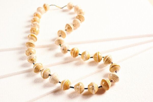 PEARLS OF AFRICA Lange Halskette aus großen Papierperlen "KATOGO FLOWER"