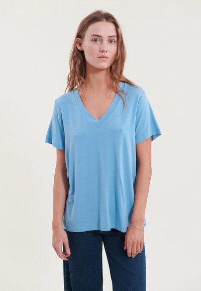 Basic Apparel T-Shirt JOLINE mit V-Ausschnitt aus Tencel