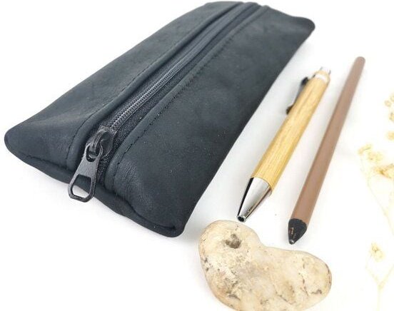 Süßstoff Personalisiertes Federmäppchen/ Kosmetiketui aus nachhaltigem, pflanzlich gegerbtem Leder