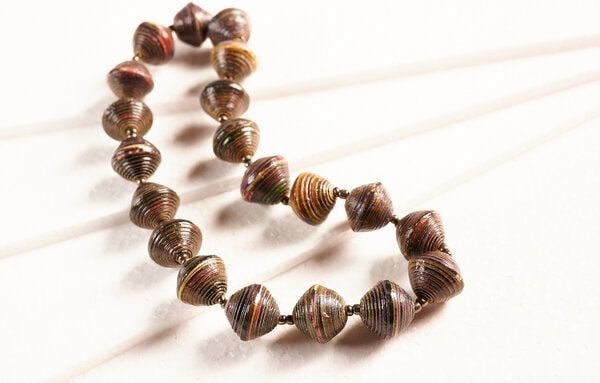 PEARLS OF AFRICA Kurze Halskette aus großen runden Papierperlen "LUPITA"