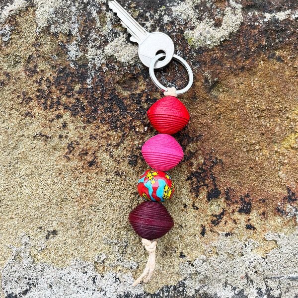 Sundara Schlüsselanhänger "Priya" aus Papier- & Glasperlen