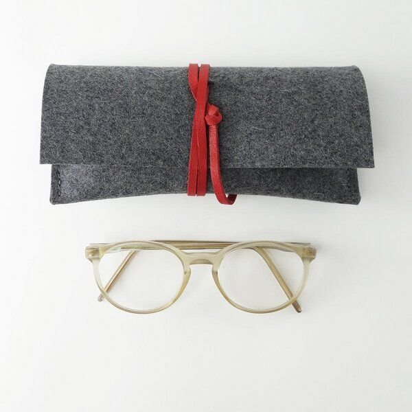 matilda k. manufaktur Brillenetui aus Wollfilz dunkelgrau mit Lederband 'auguste'