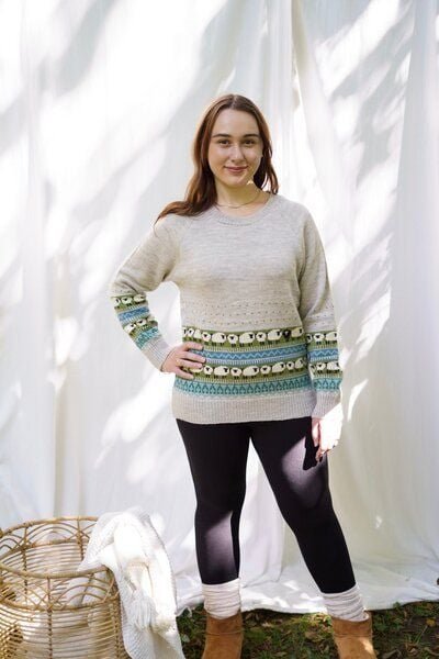 Thumbnail - Haus of Namaste Fair-Isle-Pullover aus 100 % Lammwolle | Gemütliches nordisches Randmuster | Unisex-Pullover mit schwarz...