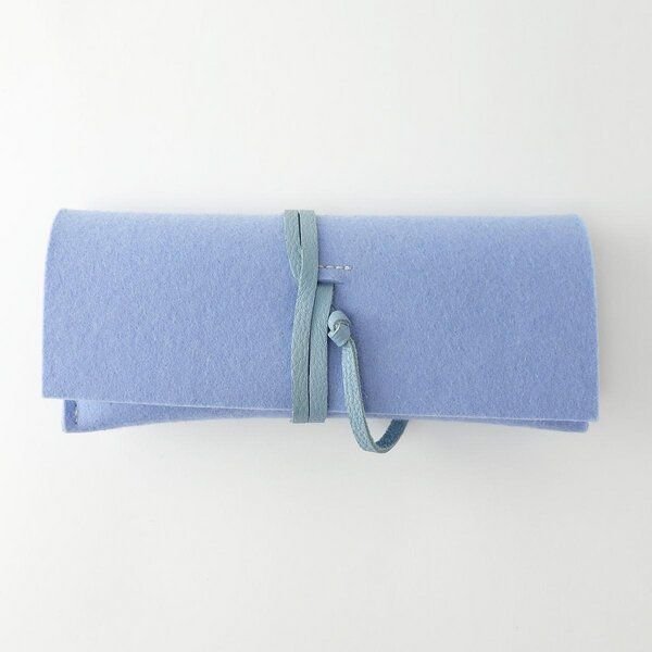 matilda k. manufaktur Brillenetui 'auguste' XL für breite Brillen aus farbigem Wollfilz mit Lederband