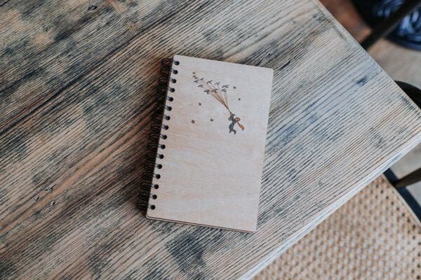 BeWooden Holznotizbuch Der kleine Prinz fliegt A5 – handgefertigtes Notizbuch mit Holzcover