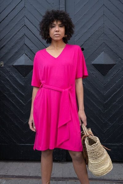 Kleid Kalipso – 3-teiliges Oversize-Kleid – Taillenbetonender Strickgürtel – V-Ausschnitt – Kimonoärmel – 100% in der EU...