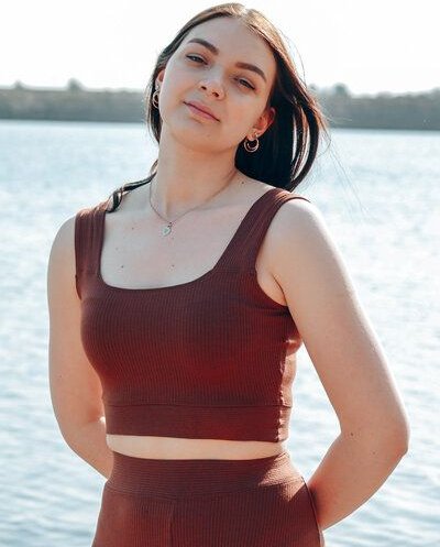 Vivien Joy Farrah Basic Crop Top