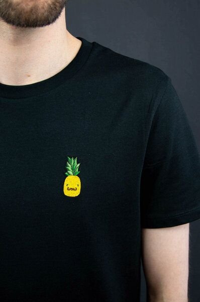 sticknic T-Shirt mit Ananas Motiv gestickt - Minimalistische Stickerei - Auch als Geschenk