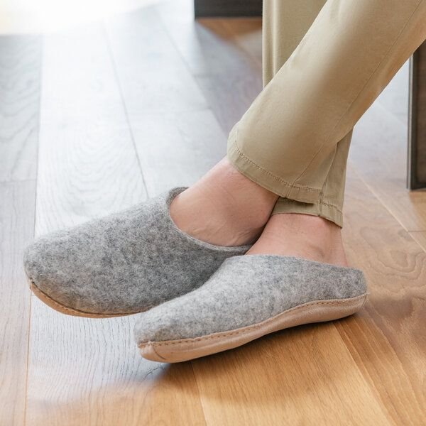 naturling Filz Herren Hausschuhe mit weicher Ledersohle