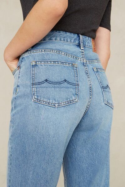 Kings Of Indigo Mom Jeans aus Bio-Baumwolle - Caroline Cropped Sanibel Light Blue