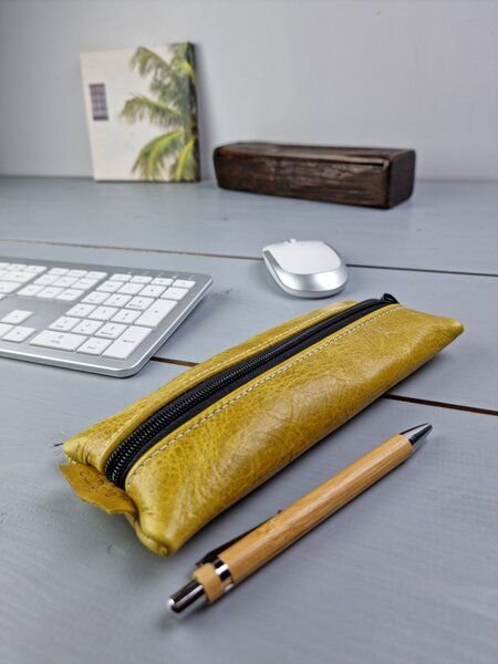 Süßstoff Personalisiertes Federmäppchen/ Kosmetiketui aus nachhaltigem, pflanzlich gegerbtem Leder