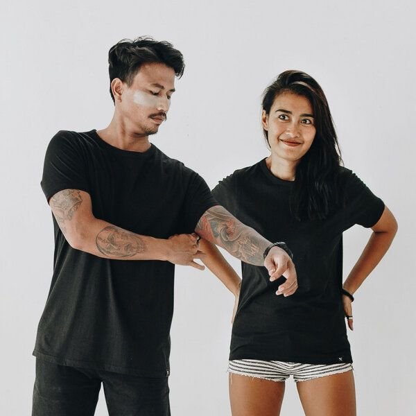 The Driftwood Tales Basic Unisex T-Shirt (Bio-Baumwolle) in Pink/Weiß/Schwarz/Marineblau