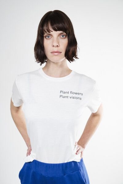 ein garten Studios Basic T-Shirt plant flowers plant visions