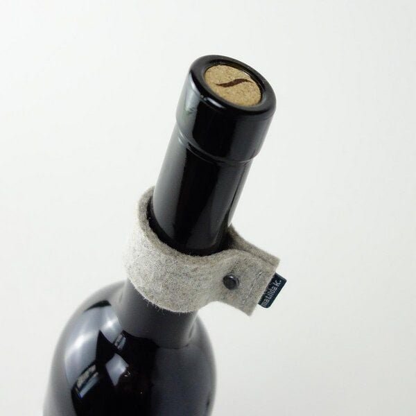 matilda k. manufaktur Tropfenfänger aus Filz mit Geschenkkarte für Weinflaschen 'gustav'