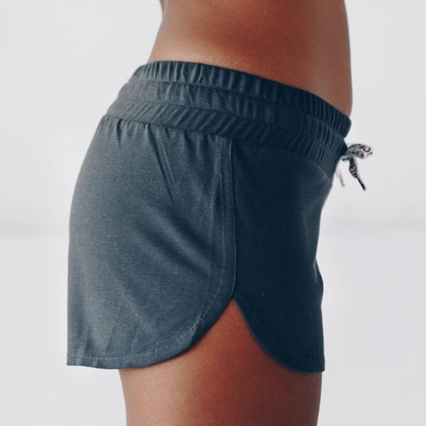 The Driftwood Tales Kurze, sportliche Damenhose mit breitem Bund und DRIFTWOOD-Kordelzug