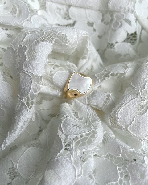 noemvri fashion label asymmetrischer Siegelring gold mit Perlmutteinlage