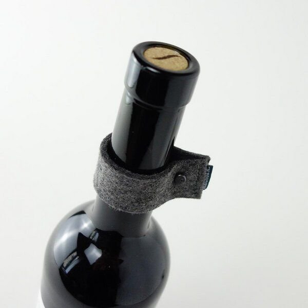 matilda k. manufaktur Tropfenfänger aus Filz mit Geschenkkarte für Weinflaschen 'gustav'