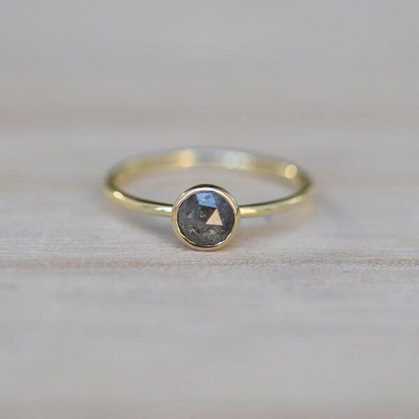 Eppi Ring mit Salt'n'Pepper Diamant Fermie