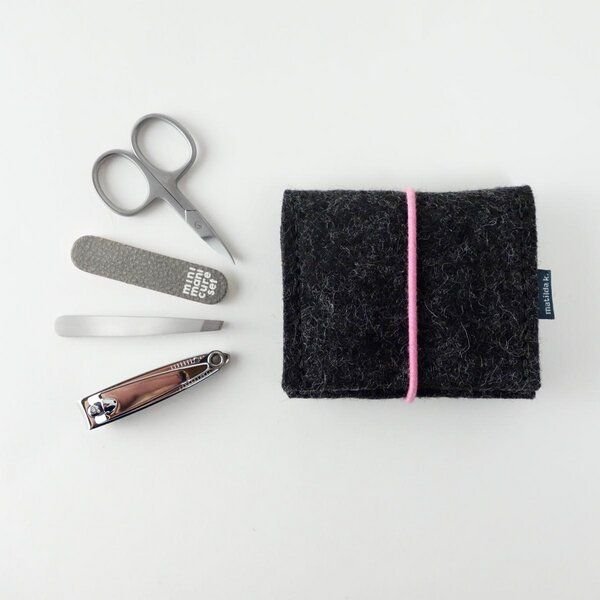 matilda k. manufaktur mini-maniküre-set 'jacob' (mit Nagelknipser) aus Wollfilz mit Rundgummi-Verschluß in vielen Farben