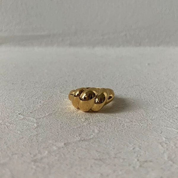 noemvri fashion label Croissant Ring asymmetrisch