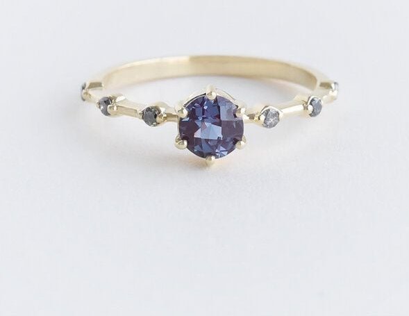 Thumbnail - Eppi Ring mit Alexandrit und seitlichen Salt and Pepper Diamanten Imelda