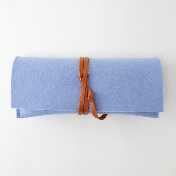 matilda k. manufaktur Brillenetui 'auguste' XL für breite Brillen aus farbigem Wollfilz mit Lederband