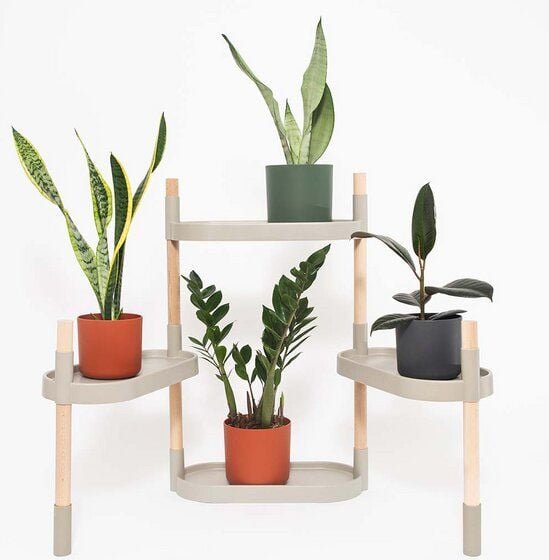 CitySens Blumenregal mit 4 Ablagen und luftreinigenden Pflanzen.