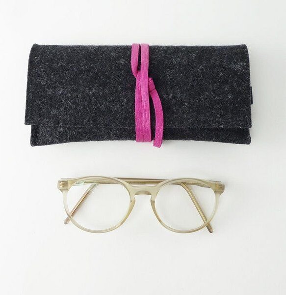 matilda k. manufaktur Brillenetui aus Wollfilz anthrazit mit Lederband 'auguste'