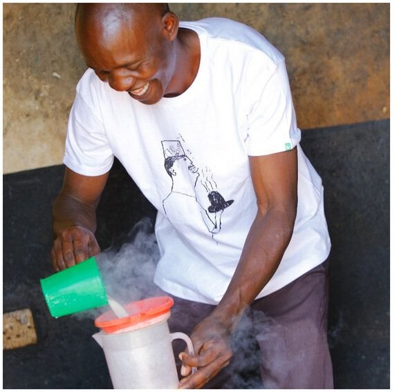Kipepeo-Clothing Herren Print T-Shirt aus Bio-Baumwolle CHEF SAMY Weiß. Handmade in Kenya