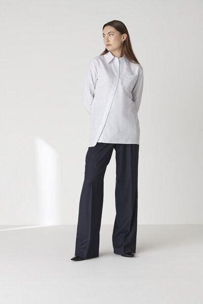 Floria Collective x Yumeko Asymmetrische Bluse in Weiß mit blauen Streifen – Mit Brusttasche – Tailliert und extra lang