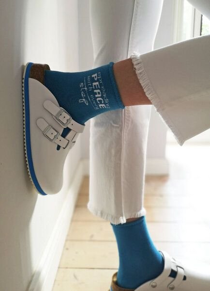 SPARKLES OF LIGHT SPREADING PEACE Unisex Plüschsocken aus Biobaumwolle