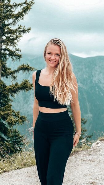 Vivien Joy Farrah Basic Crop Top