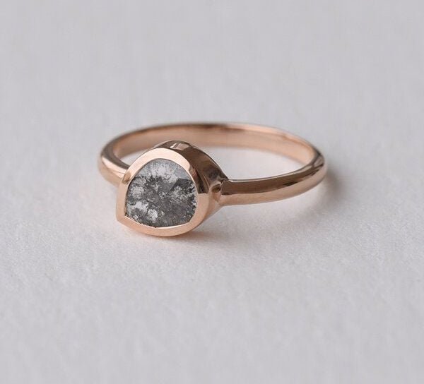 Eppi Goldener Ring mit Salt´n´Pepper Pear-Diamant Luna