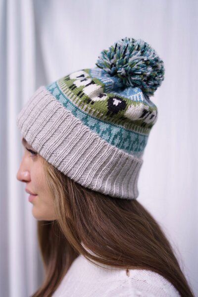 Haus of Namaste Handgefertigte Lammwollmütze mit Bommel | Nordische Fair-Isle-Strickmütze | Haferflockenbasis mit einzig...