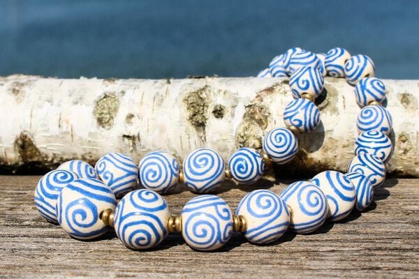 Schönes aus Indochina Halskette aus Keramik mit Spiralmuster