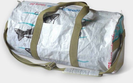 REFISHED fair fashion Tasche 'SPORTY BAG' - upcycelte Fischfuttersäcke