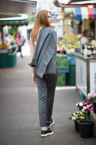 Yuna Miray taillierte, schmal geschnittene, elegante Hose aus 100% kbt Merinowolle "Cigarette" in schwarz & anthra