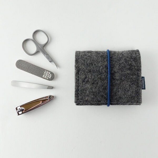 matilda k. manufaktur mini-maniküre-set 'jacob' (mit Nagelknipser) aus Wollfilz mit Rundgummi-Verschluß in vielen Farben