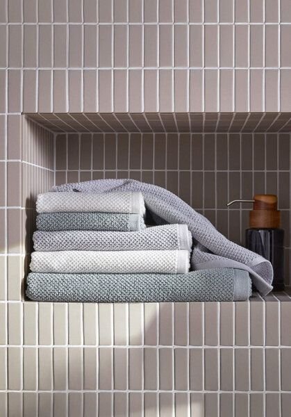 hessnatur Frottier-Handtuch mit Reiskornstruktur aus reiner Bio-Baumwolle